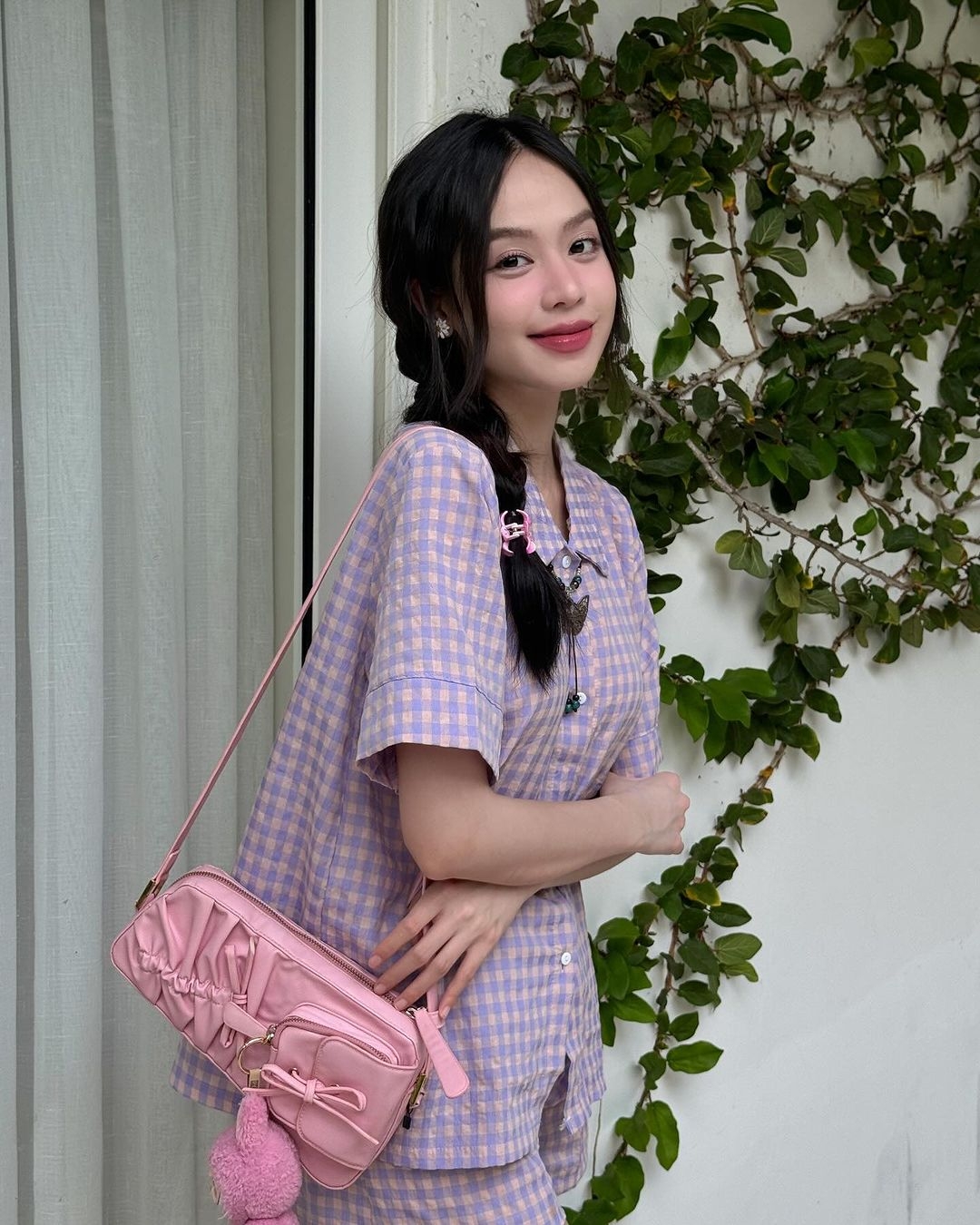 Người đẹp 10X thường lựa chọn những trang phục nữ tính, đơn giản về cả kiểu dáng lẫn chất liệu. Thanh Thủy cho biết khi không tham gia các hoạt động giải trí, cô trở về với vẻ hồn nhiên của tuổi 22 và các sở thích giản đơn.