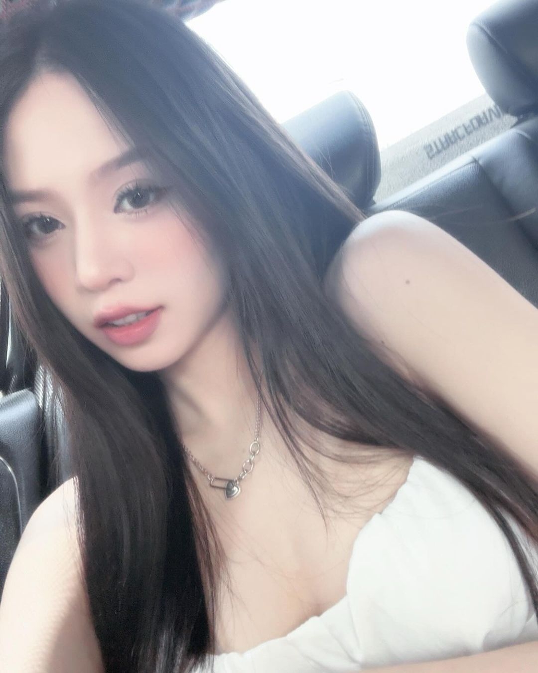 Thanh Thủy từng vướng nghi vấn phẫu thuật thẩm mỹ. Cô không ngần ngại lên tiếng giải thích mình sửa mũi, nâng ngực để hoàn thiện bản thân. "Tôi cũng đang trau dồi nhiều yếu tố khác như vóc dáng, kỹ năng, học vấn chứ không phải chỉ tập trung cải thiện gương mặt", cô chia sẻ.