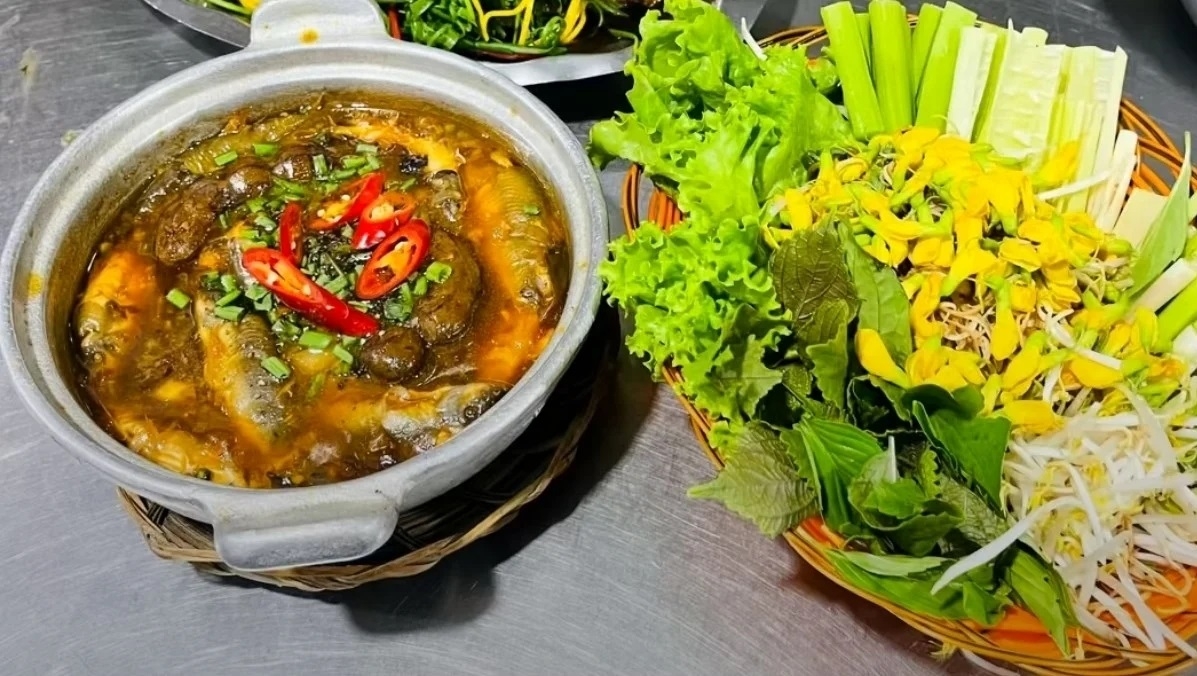 Cá heo kho lạt ăn cùng nhiều loại rau đặc trưng. (Ảnh: Đ.M.X)