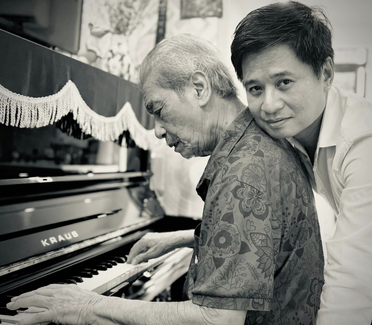 NSND Tấn Minh chia sẻ những bức ảnh đầy cảm xúc bên người thầy - NSND Trần Hiếu: "Thầy tôi... tuy 88 tuổi nhưng vẫn nhớ đứa học trò này, chỉ mong thầy khoẻ là tụi con mừng lắm!".