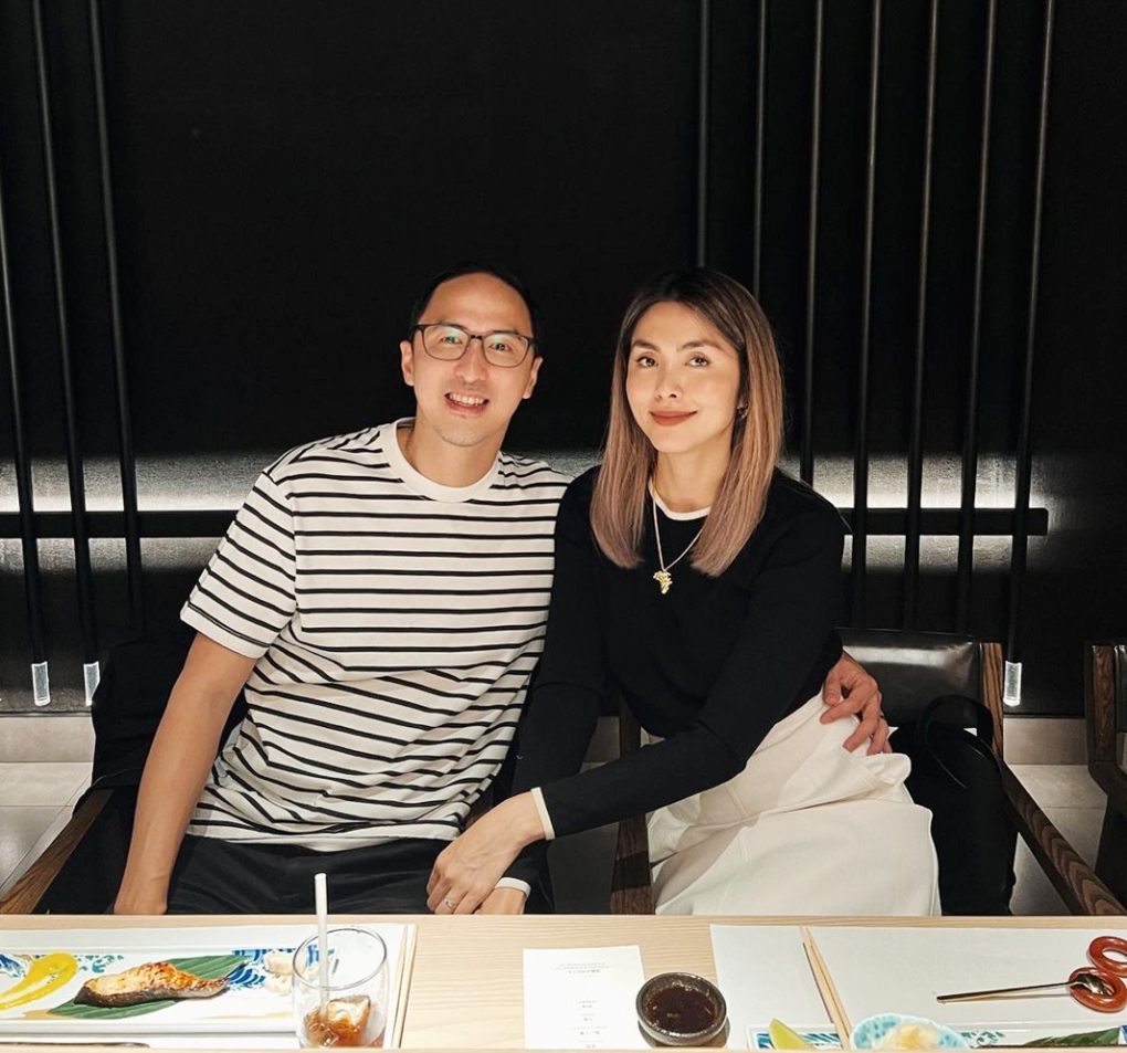 Đúng dịp kỷ niệm 12 năm ngày cưới, Tăng Thanh Hà đã đăng tải đoạn clip tổng hợp những khoảnh khắc bên ông xã Louis Nguyễn. Cô dành nhiều lời ngọt ngào cho ông xã Louis Nguyễn và cảm thấy may mắn khi có anh trong đời.