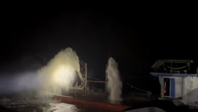 Lực lượng chức năng bắt quả tang tàu hút cát trái phép đang hoạt động trên sông Hồng.