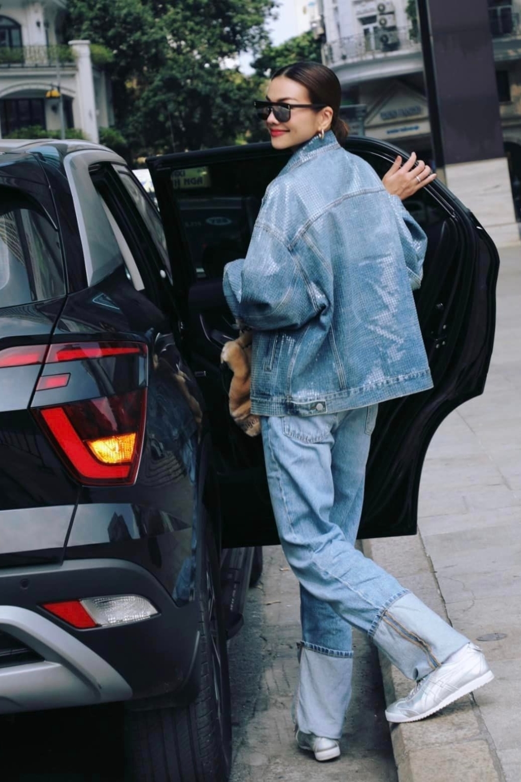 Thanh Hằng diện cây denim dạo phố, trước khi tổng duyệt đêm diễn thời trang ở Hà Nội. (Nguồn: FBNV)