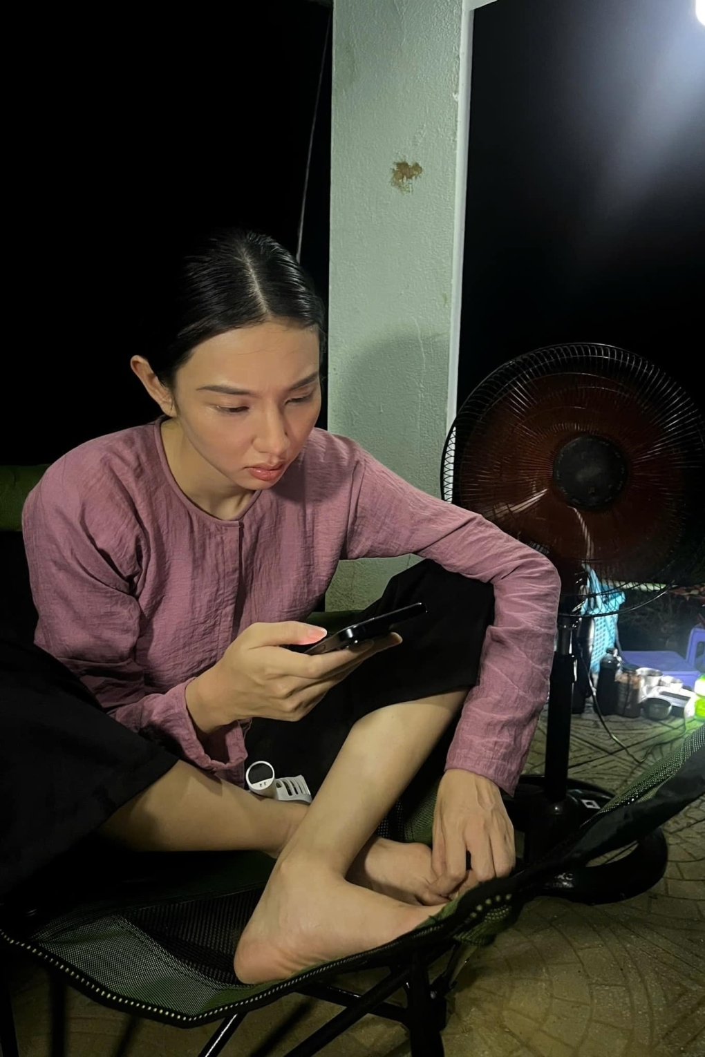Hoa hậu Nguyễn Thúc Thùy Tiên hé lộ khoảnh khắc nghỉ ngơi trên phim trường phim "Linh miêu - Quỷ nhập tràng". (Nguồn: FBNV)