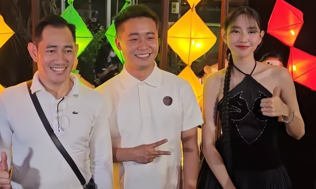 Sao Việt 21/11: Quang Linh Vlogs chuyện trò thân thiết với bố của Thùy Tiên, trong khi chị gái anh chụp ảnh cùng mẹ của hoa hậu, tại sự kiện ra mắt phim 'Linh miêu' ở TP HCM.