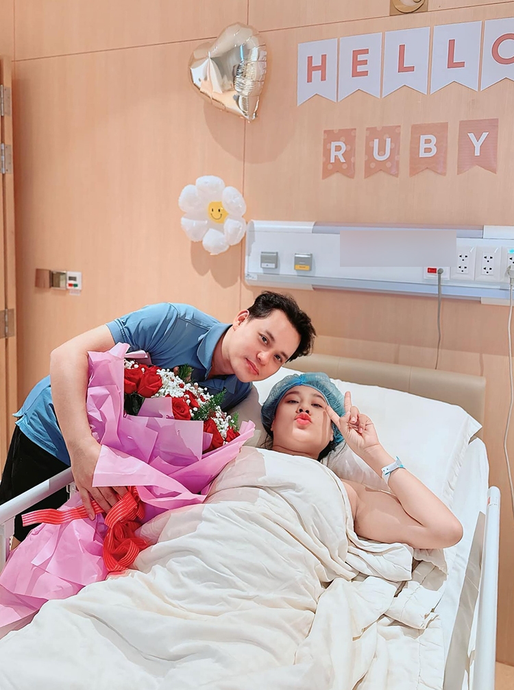 Lần thứ hai làm bố, doanh nhân Quản Trọng - ông xã Hồ Bích Trâm - thấy tự tin hơn nhưng vẫn 'đầu bù tóc rối' vì chuyện bỉm sữa.