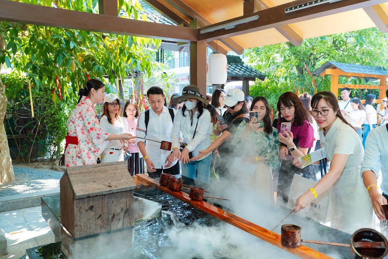 Tham quan chùa Vàng, ngôi chùa lấy cảm hứng từ Chùa Vàng Kinkakuji, Kyoto, Nhật Bản.