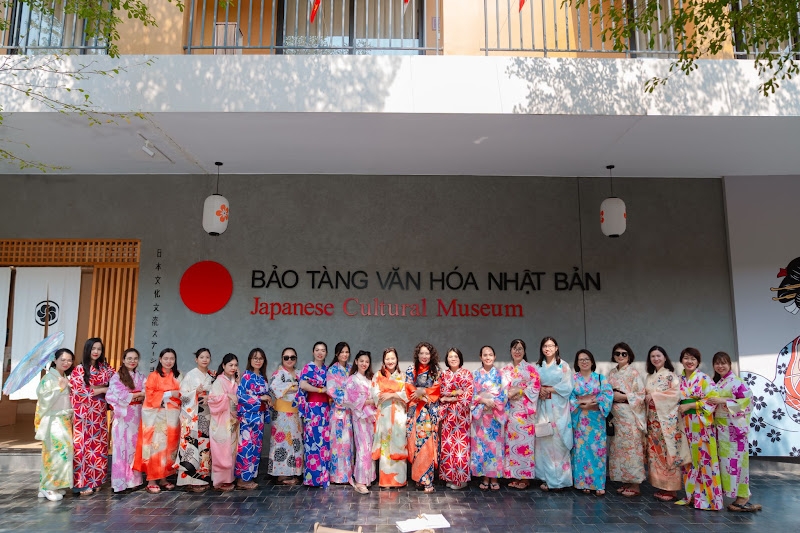 Đoàn tham quan chụp ảnh lưu niệm tại Bảo tàng Văn hóa Nhật Bản