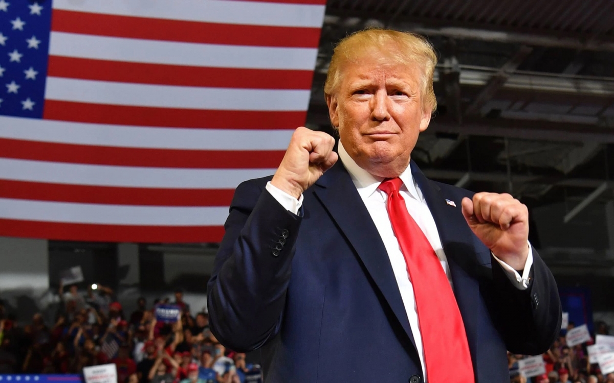 Ứng cử viên tổng thống Mỹ Donald Trump bên cờ Mỹ và những người ủng hộ. Ảnh: Reuters.