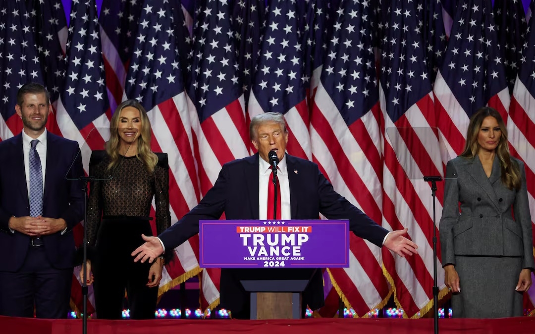 Ứng viên Trump phát biểu trên sân khấu bên cạnh vợ và con trai sau khi có kết quả sơ bộ về bầu cử tổng thống Mỹ 2024. Ảnh: Reuters.