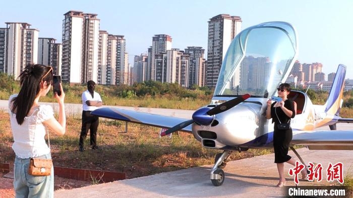 Việc Trung Quốc phát triển mạnh kinh tế tầm thấp đang tạo nên cơn sốt học lái máy bay thể thao ở Nam Ninh, Quảng Tây. Ảnh: Chinanews