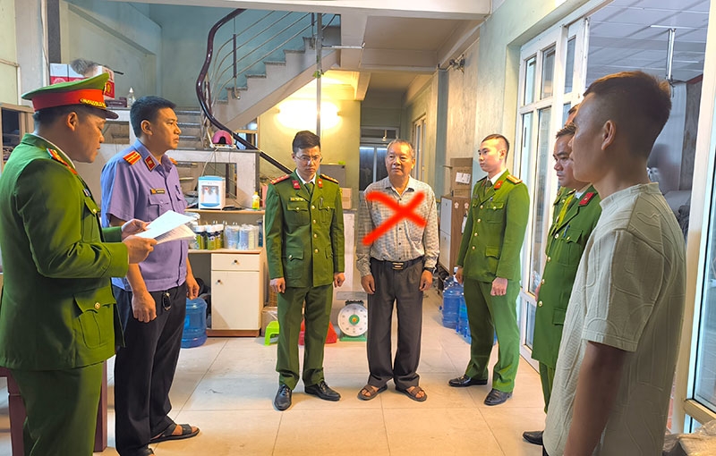 Cơ quan Công an đọc lệnh khám xét khẩn cấp nơi ở của đối tượng Nguyễn Văn Cao