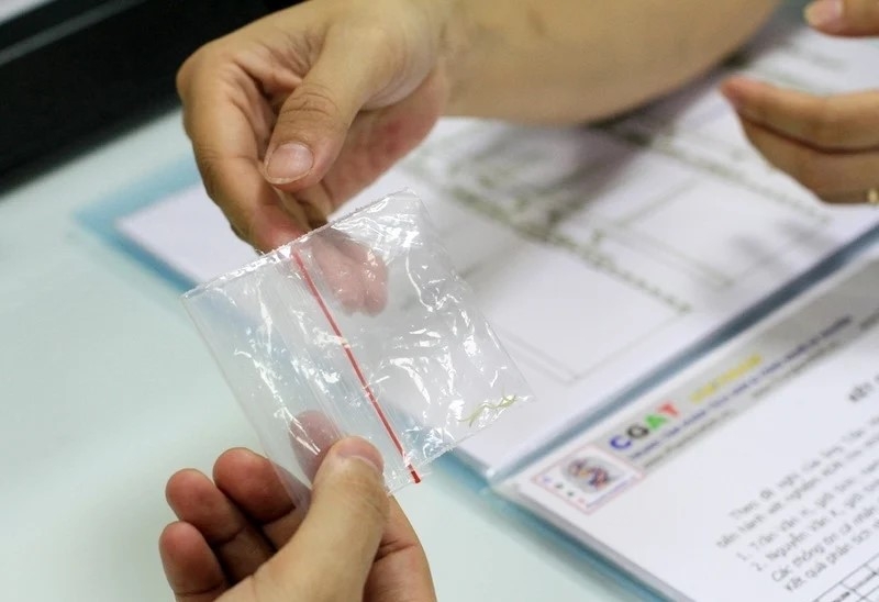 Để thực hiện xét nghiệm ADN, bạn có thể dùng mẫu tóc có chân tóc, móng tay, móng chân. (Ảnh: CGAT)