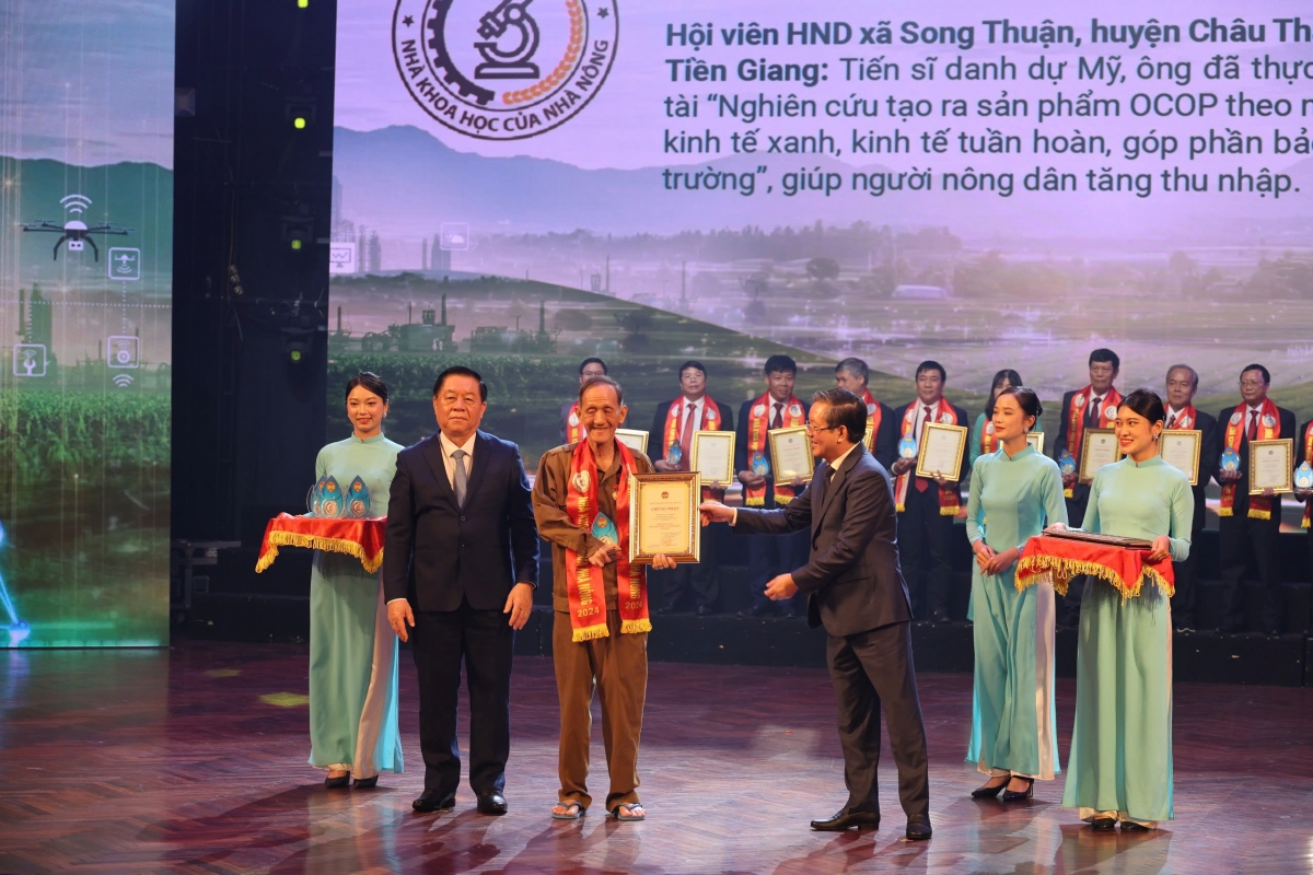 Ông Đoàn Văn Khanh tại buổi nhận giải thưởng của Trung ương Hội Nông dân Việt Nam trao tặng. 