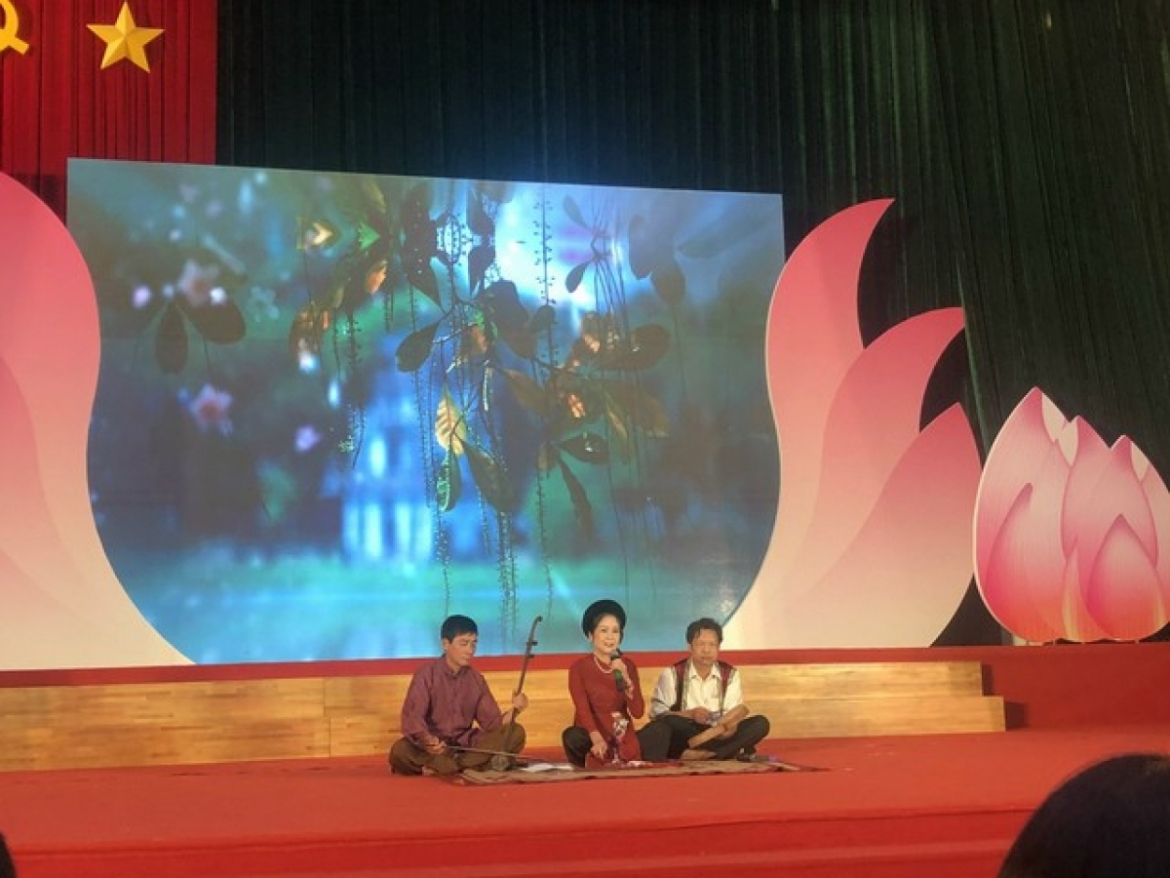 NNND Kim Dung (giữa) trong một tiết mục tiểu diễn