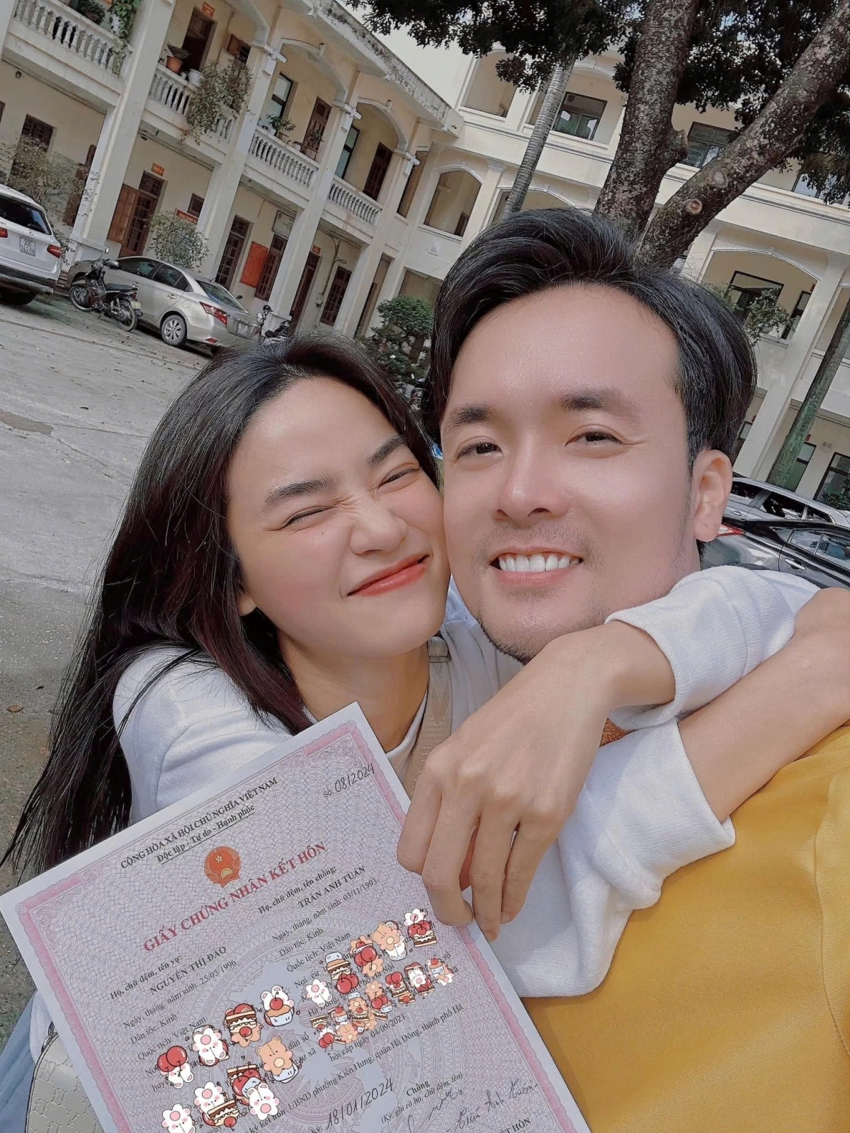 Cặp diễn viên Anh Tuấn và Anh Đào đăng ký kết hôn. “Năm nay nhận quà sinh nhật hơi to. Xin phép khoe với cả nhà quà năm nay. Tự thưởng cho tuổi mới một cái đuôi to tướng”, nam diễn viên chia sẻ hình ảnh chụp bên người bạn đời và giấy đăng ký kết hôn. (Nguồn: FBNV)