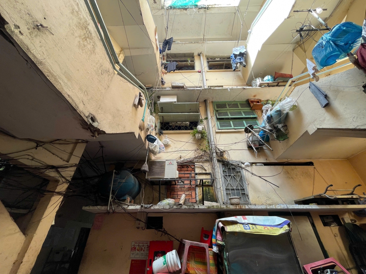 Chung cư 137 Lý Thường Kiệt xuống cấp sau hơn 50 năm đi vào hoạt động. (Ảnh: Thùy Liên)