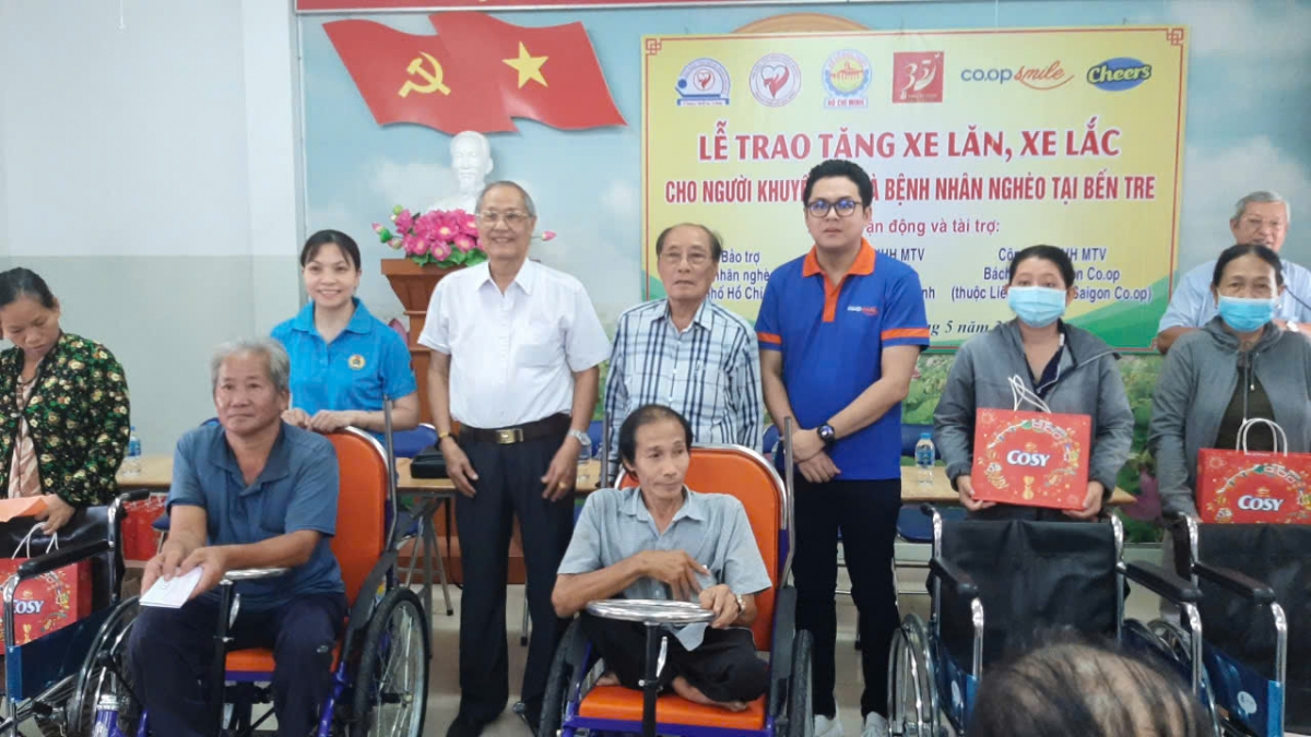 Ông Trần Công Ngữ (áo trắng) tặng xe lăn cho người khuyết tật ở tỉnh Bến Tre
