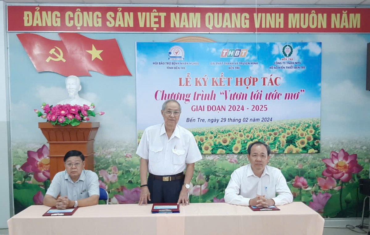 Dù tuổi cao sức yếu nhưng ông Trần Công Ngữ luôn hết mình với công tác từ thiện xã hội