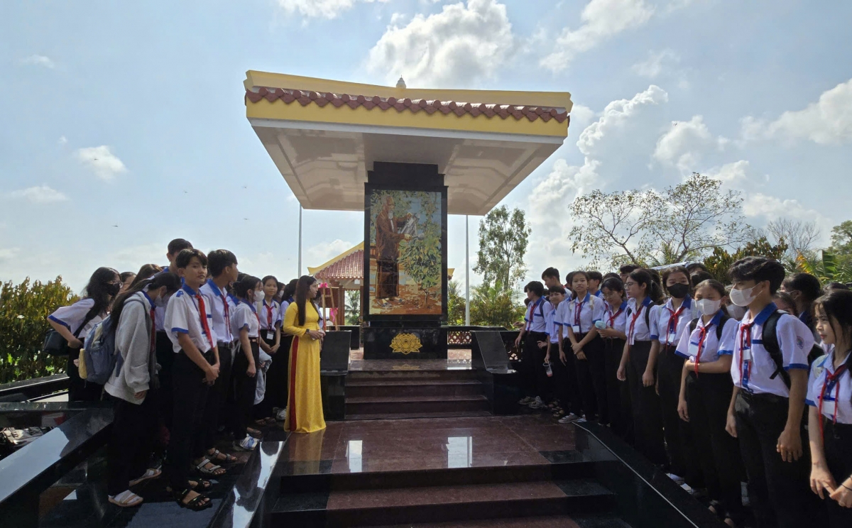 Trước đó, cơ quan chức năng Cà Mau đã khánh thành bia kỷ niệm Bác Hồ với cây vú sữa miền Nam