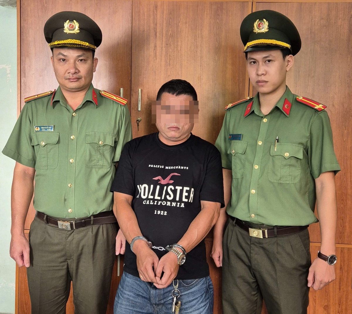 Cơ quan An ninh điều tra - Công an TP.HCM tống đạt Quyết định và Lệnh đối với Huỳnh Nhật Phương (Ảnh: CACC)