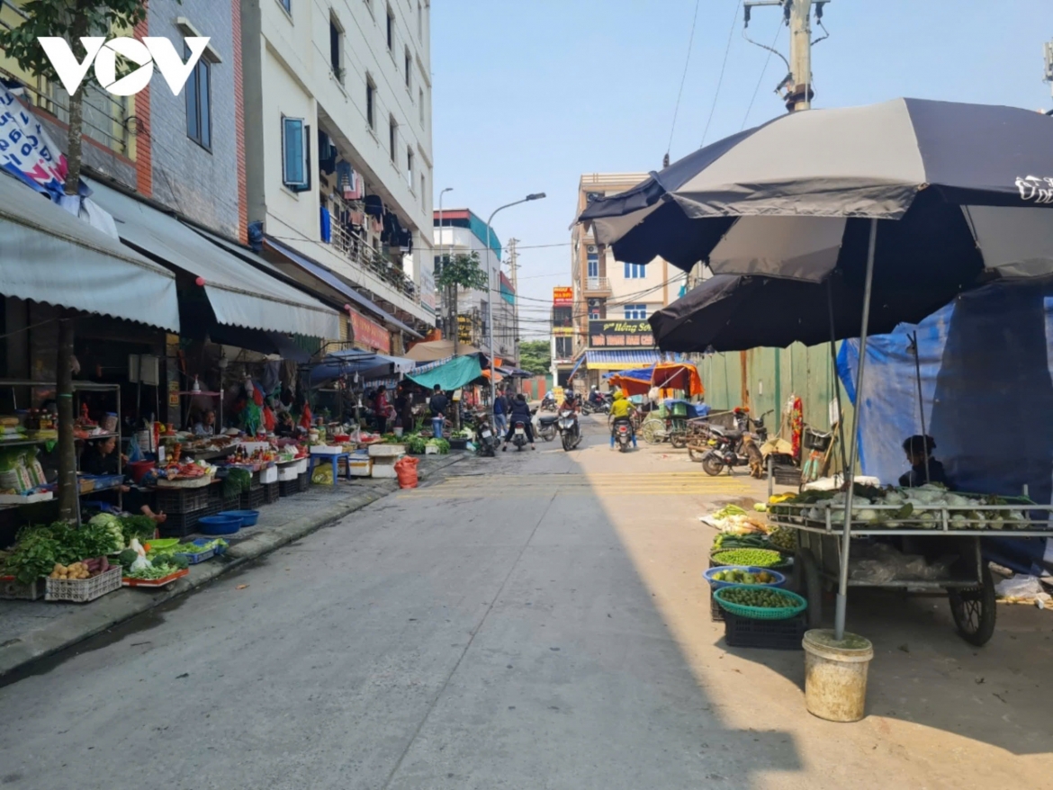 Việc tiểu thương chiếm dụng lòng đường, vỉa hè bày bán tiềm ẩn nguy cơ mất an toàn giao thông