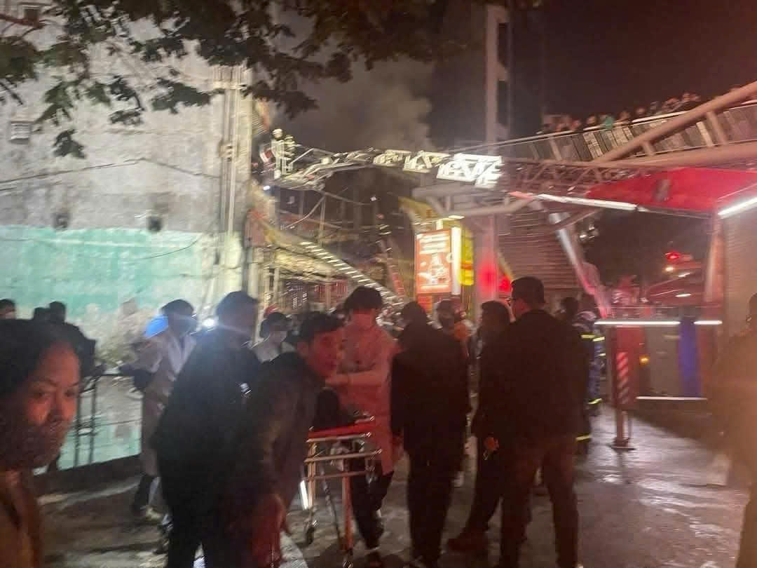 Đến 0h ngày 19/12, đã có nạn nhân được đưa ra khỏi ngôi nhà, và được xe cứu thương đưa đến các bệnh viện.  Ghi nhận tại hiện trường, ít nhất 11 thi thể được đưa ra ngoài. Cảnh sát phòng cháy chữa cháy tiếp tục mang chăn vào ngôi nhà.