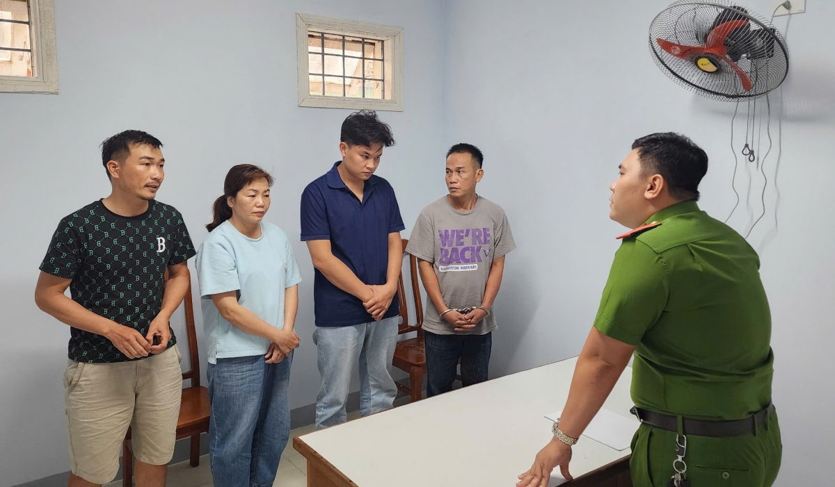 4 đối tượng Lê Kim Khánh, Nguyễn Thị Thanh Toán, Hoàng Phong Phú và Nguyễn Bá Tuấn (từ trái qua).