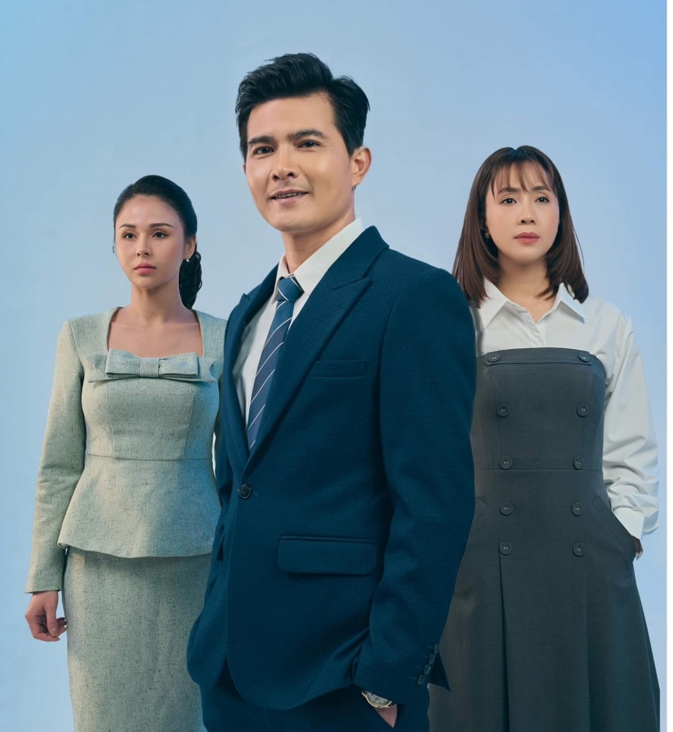 "Trạm cứu hộ trái tim" xoay quanh cuộc sống của Ngân Hà. Tên phim cũng là tên chương trình phát thanh do chính Ngân Hà chủ trì – một nơi gặp gỡ của những tổn thương, nơi những trái tim cần được sơ cứu, nơi những nỗi đau có chỗ được giãi bày. Và cô đã là người bên cạnh, tâm sự, sẻ chia, trở thành điểm tựa cho biết bao người bị tan vỡ, đau khổ... Nhưng chính chuyên gia "cứu hộ" như Ngân Hà cũng có lúc chới với khi đối diện với biến cố như sự ghét bỏ, oán hận của người mẹ bởi lỗi lầm của cô trong quá khứ, âm mưu phản bội đầy nham hiểm từ người chồng mà cô gắn bó, tin tưởng suốt nhiều năm.