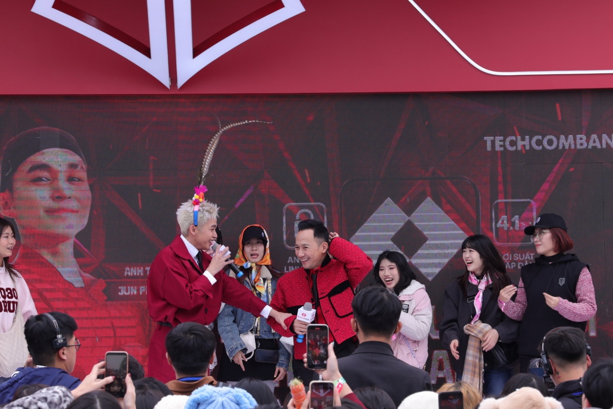 Trước giờ diễn ra concert, các anh tài cũng tới khu vực booth fan để giao lưu với người hâm mộ. Trong ảnh, anh tài Jun Phạm và Tiến Đạt tươi cười trò chuyện cùng khán giả.