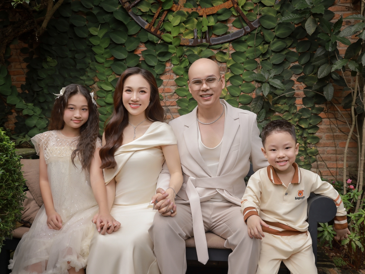 Vợ chồng Phan Đinh Tùng - Thái Ngọc Bích khoe khoảnh khắc bình yên và hạnh phúc bên hai con đủ nếp - tẻ khi năm 2024 sắp khép lại.