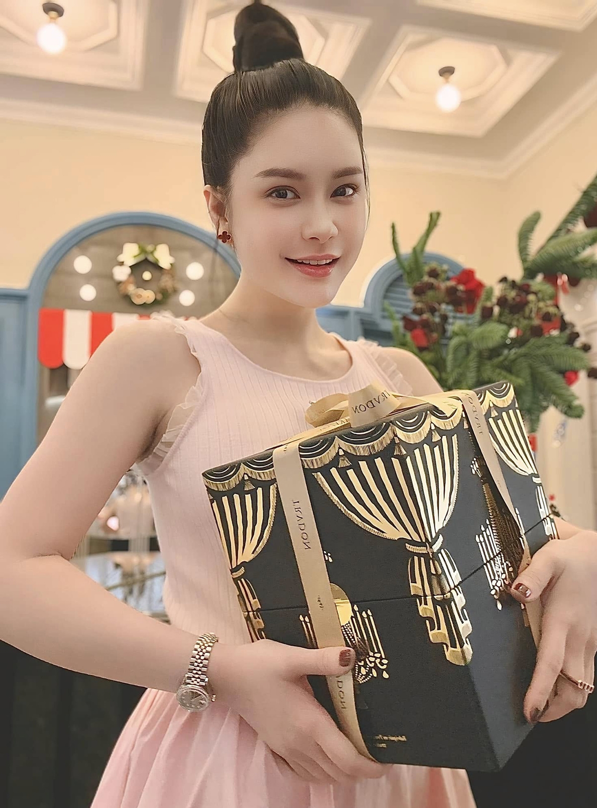 Đoàn Di Băng gây chú ý khi khoe quà Giáng sinh đặc biệt do nhà thiết kế Thái Công và đại gia Minh 'Nhựa' tặng cô.