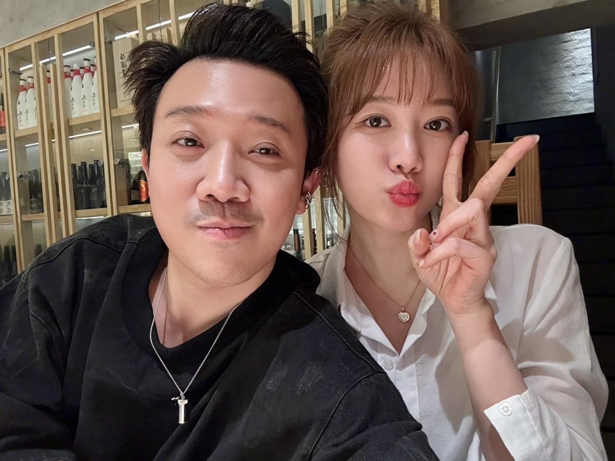 Trấn Thành đăng hình selfie cùng bà xã Hari Won: "Trộm vía 8 năm, không tin luôn! Chúng ta phải già đi cùng nhau rồi vợ ơi. Yêu em, cục vàng". (Nguồn: FBNV)