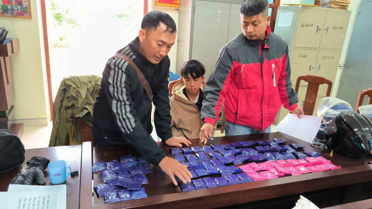 Đối tượng Cua Giàng (ảnh giữa) và tang vật vụ án tại cơ quan điều tra.
