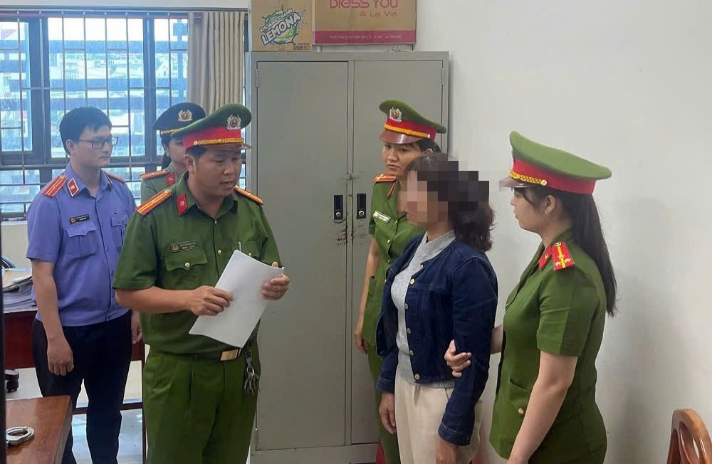 Công an thực hiện lệnh bắt tạm giam Nguyễn Thị Ngọc Lan. Ảnh: B.H