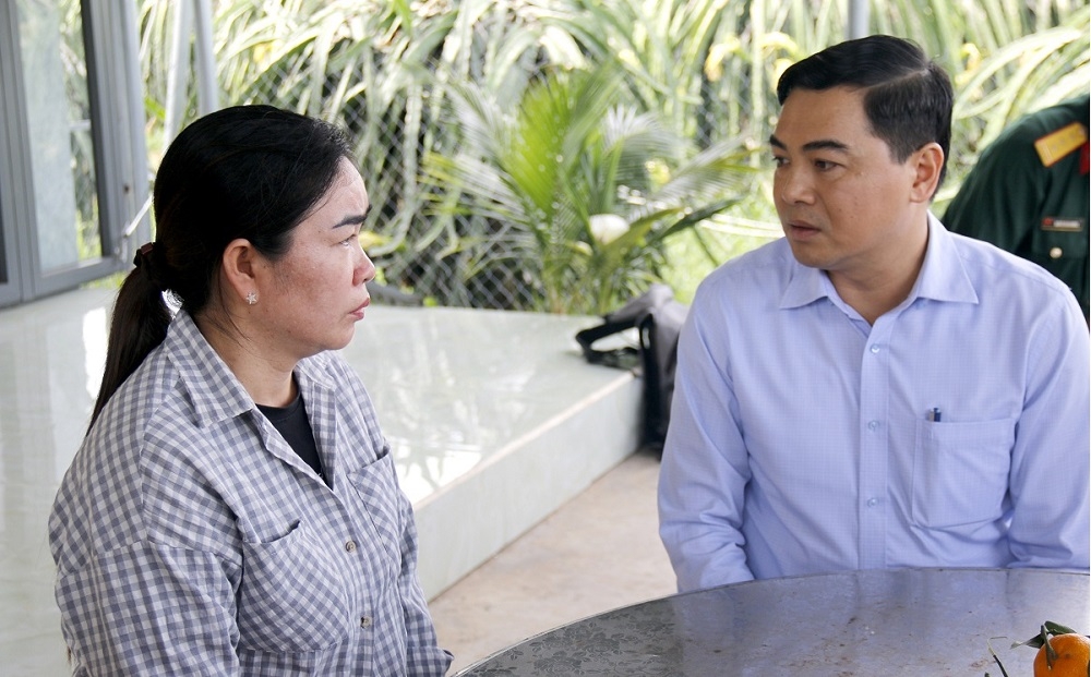 Bí thư Tỉnh uỷ Bình Thuận Nguyễn Hoài Anh thăm gia đình của liệt sĩ tại huyện Hàm Thuận Nam