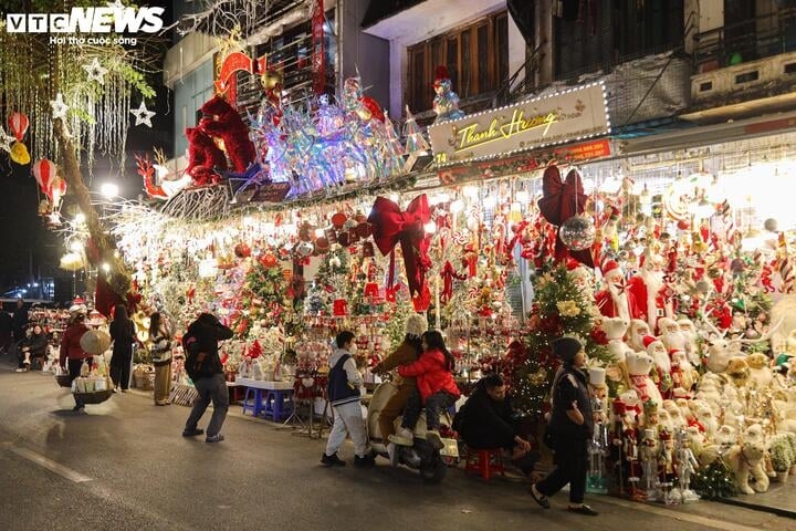 Những ngày này đang được coi là thời điểm "vàng" với các cửa hàng bán đồ trang trí Noel khi ngày lễ Giáng sinh đang đến rất gần. Tuy nhiên, "thủ phủ" Hàng Mã (quận Hoàn Kiếm, Hà Nội) lại rơi vào cảnh đón khách tới check-in nhiều hơn là tới mua.