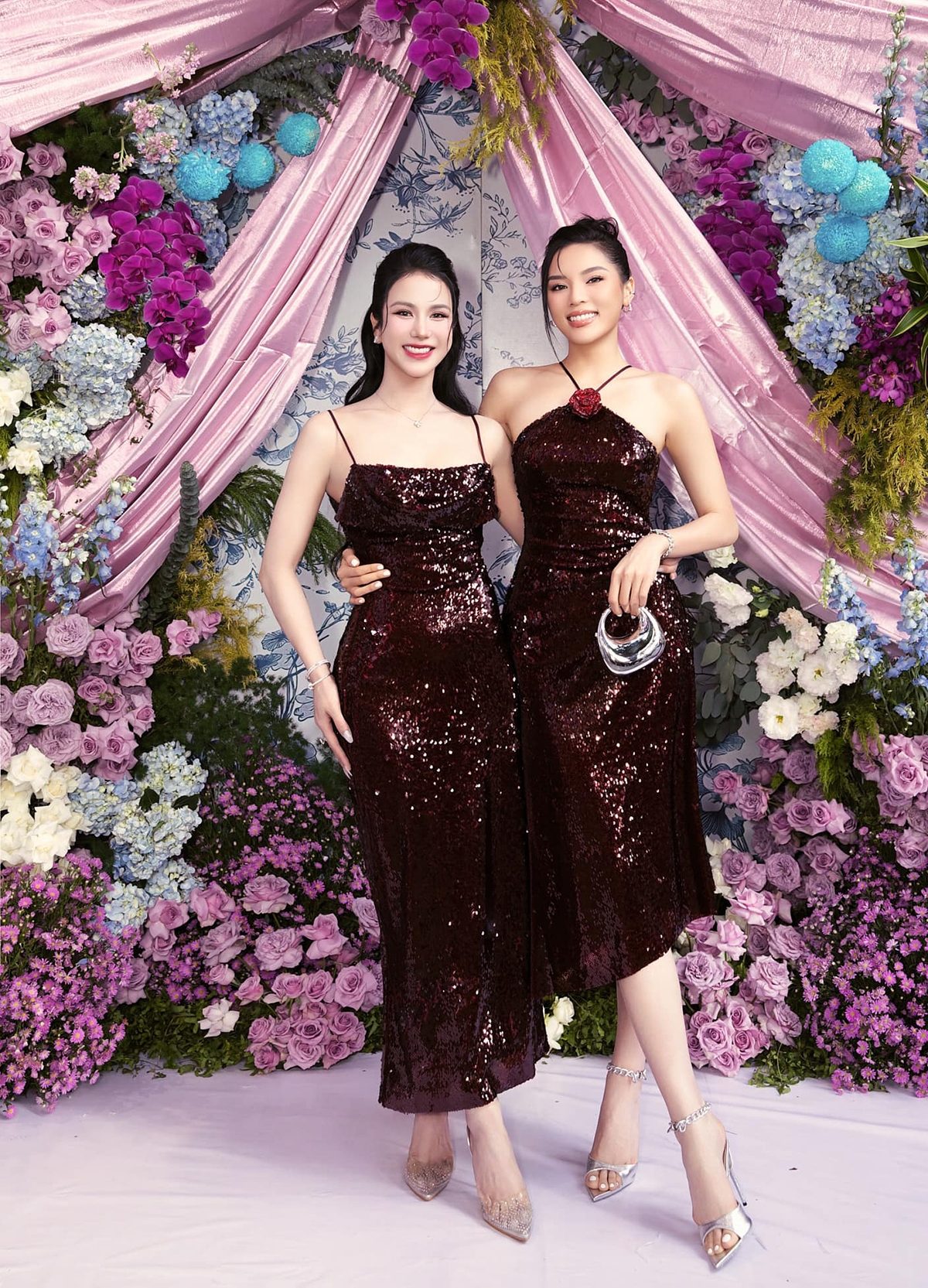 Ca sĩ Diệp Lâm Anh và hoa hậu Kỳ Duyên diện đồ đôi, cùng khoe vai trần trong buổi tiệc cuối năm với hội bạn thân.