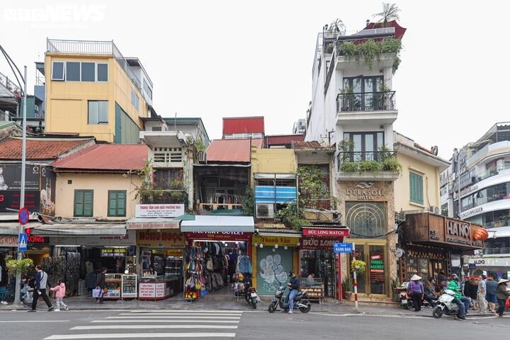 So với bảng giá đất cũ, bảng giá đất điều chỉnh cao gấp 2-6 lần. Trong đó, mức giá cao nhất của thành phố thuộc về quận Hoàn Kiếm với 695,3 triệu đồng/m2.