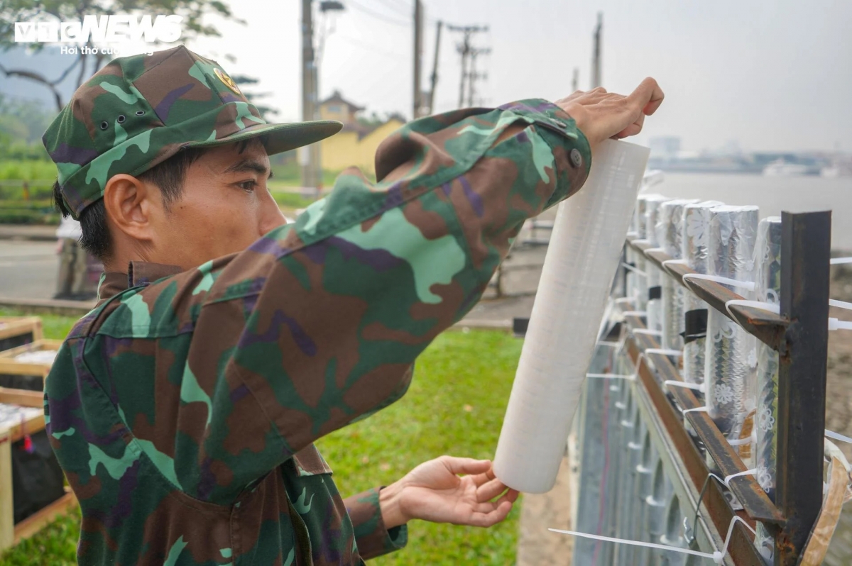 Theo quan sát, 10 giàn hỏa thuật và 90 giàn pháo hoa tầm thấp đã hoàn thành việc đấu nối.
