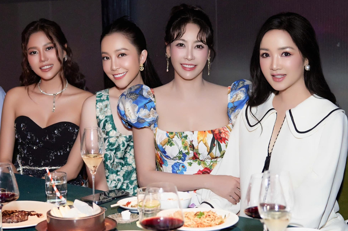 Hoa hậu Giáng My cùng Hà Kiều Anh tới chúc mừng Linh Nga và bạn trai đại gia Tuấn Moon mở nhà hàng mới ở TP HCM.