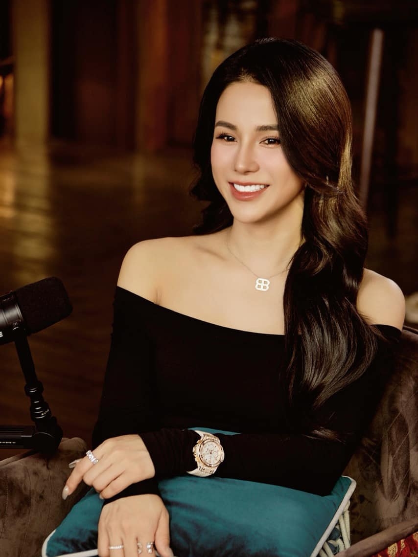 Hậu ly hôn, Diệp Lâm Anh cũng được khán giả khen ngày càng tươi tắn và tràn đầy năng lượng tích cực. Sau 2 lần sinh nở, người đẹp vẫn có vóc dáng thon gọn, săn chắc. Cô cho biết dù bận rộn nhưng vẫn dành thời gian tập nhảy để giải tỏa áp lực, giữ thần thái tự tin, rạng rỡ.