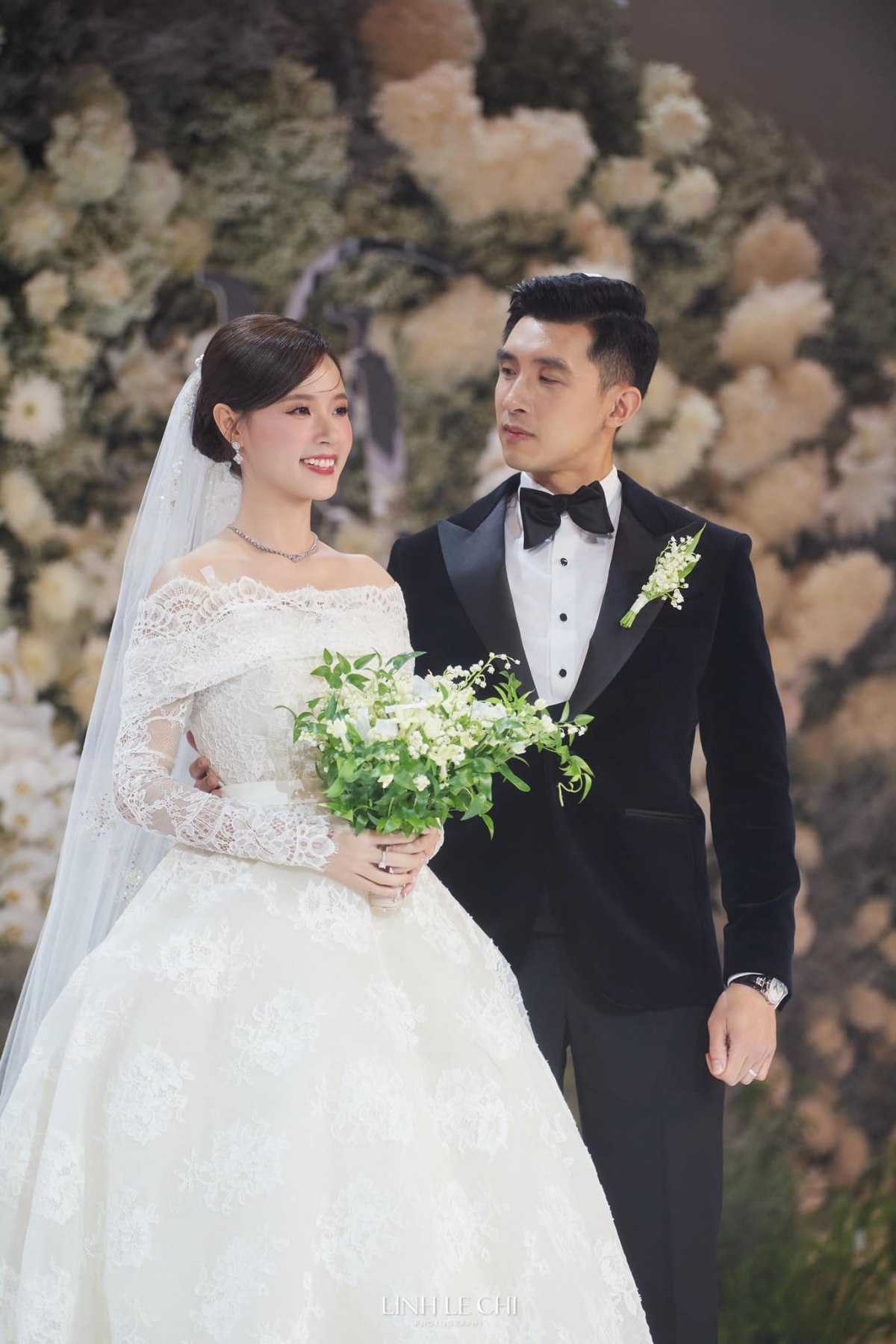Midu đăng lại loạt ảnh cùng ông xã thiếu gia Minh Đạt, tâm sự trước thềm bước sang năm 2025: "Cảm ơn tất cả những gì đã trải qua. Hành trình này không chỉ giúp tôi có thêm những nhận thức sâu sắc, mà còn là cơ hội để tôi sửa chữa bản thân và vượt qua những khó khăn của chính mình. Cảm ơn tất cả những người yêu thương và cả những người không yêu thương tôi trong năm vừa qua. Tất cả đều dạy cho tôi lòng biết ơn, sự nhẫn nại, sự lắng nghe.
Cảm ơn thật nhiều vì 2024 đã mang đến cho tôi một nửa thương yêu trọn vẹn". (Nguồn: FBNV)