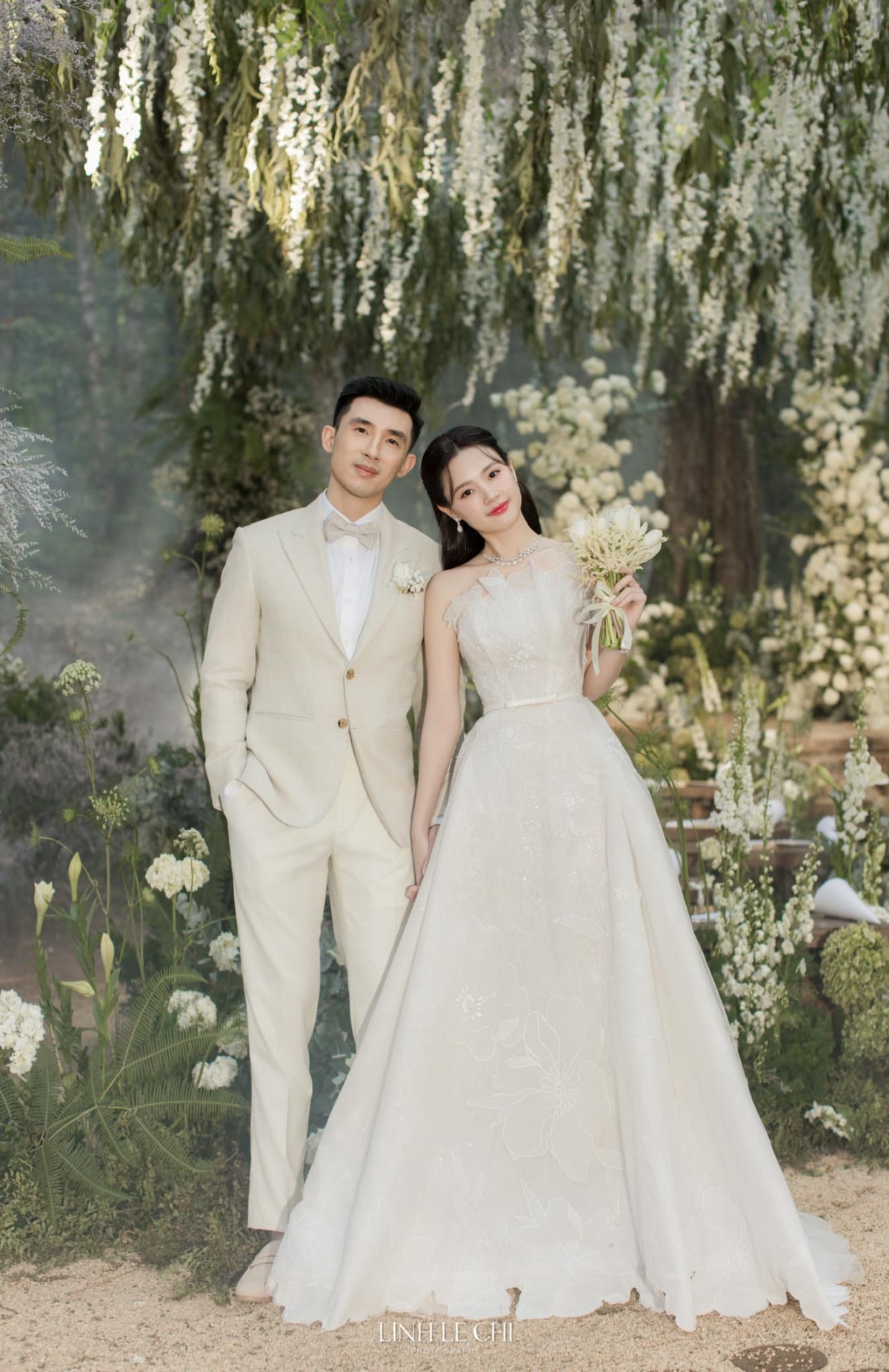 Một trong những đám cưới đẹp như cổ tích của showbiz Việt trong năm 2024 là lễ cưới của Midu và doanh nhân Minh Đạt vào tháng 6/2024. Trong đám cưới, Midu diện 4 chiếc váy ấn tượng, trong đó có 1 chiếc được thiếu gia Minh Đạt đặt may tại Pháp. Tổng chi phí các chiếc váy cưới của Midu có thể lên đến vài tỷ đồng. Không gian tiệc cưới được trang trí bằng hoa tươi đắt đỏ với 15.000 bông hoa tuyết pha lê làm thủ công phủ kín lối vào lễ đường, sân khấu, sảnh đón khách. 