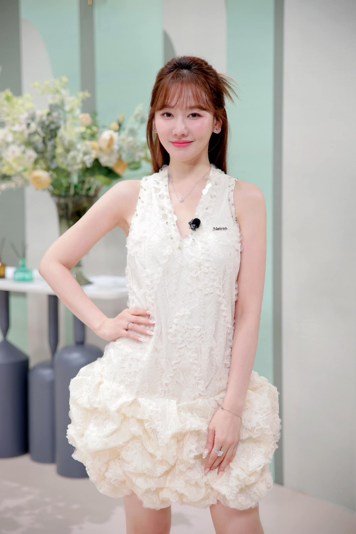 Trấn Thành đăng ảnh chân bà xã Hari Won đầy vết trầy xước do bị ngã thang cuốn. "Tội nghiệp vợ! Đi thang cuốn, làm rơi hành lý, vì sợ nó văng trúng người khác, cố giữ không buông mà ngã luôn xuống cầu thang. Thương ơi là thương!", Trấn Thành viết trên trang cá nhân. Dù vậy, nam MC không quên trêu vợ khi ví vết thương ở chân cô giống miếng bánh mỳ baguette nướng. 