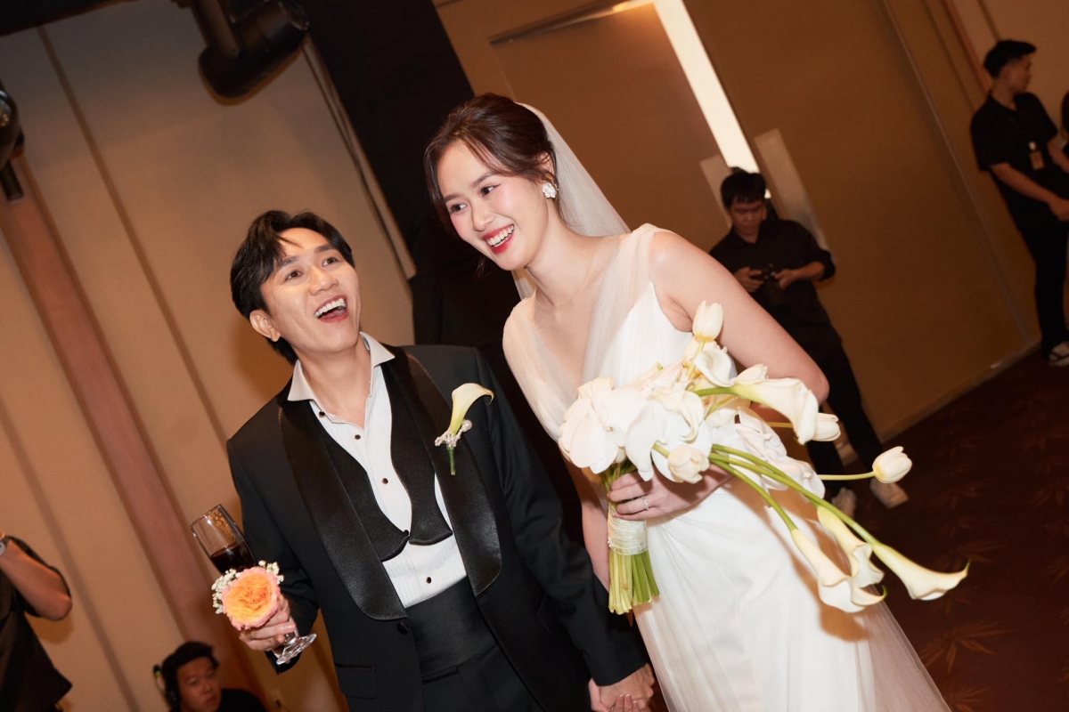 Anh Đức và Quỳnh Anh quyết định về chung nhà sau hơn một năm gắn bó. Theo Anh Đức, việc tham gia chung dự án khiến tình cảm cả hai thêm khăng khít, thấu hiểu tính cách nhau hơn. Đầu tháng 4, nam diễn viên cho biết cầu hôn bạn gái trong một chuyến du lịch. Trước đó, cặp đôi không công khai chuyện hẹn hò trước công chúng.