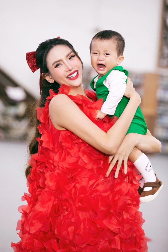 Siêu mẫu Võ Hoàng Yến trở lại sàn diễn thời trang sau 3 tháng sinh con đầu lòng. Cô diện đầm đỏ rực rỡ có kiểu dáng xòe bồng, đính kết vải tơ mềm. Võ Hoàng Yến vừa catwalk vừa bế một bé trai. Trở lại sàn diễn sau sinh con, siêu mẫu được khen ngợi giữ được vóc dáng thon gọn, vẻ ngoài tươi tắn, rạng rỡ.