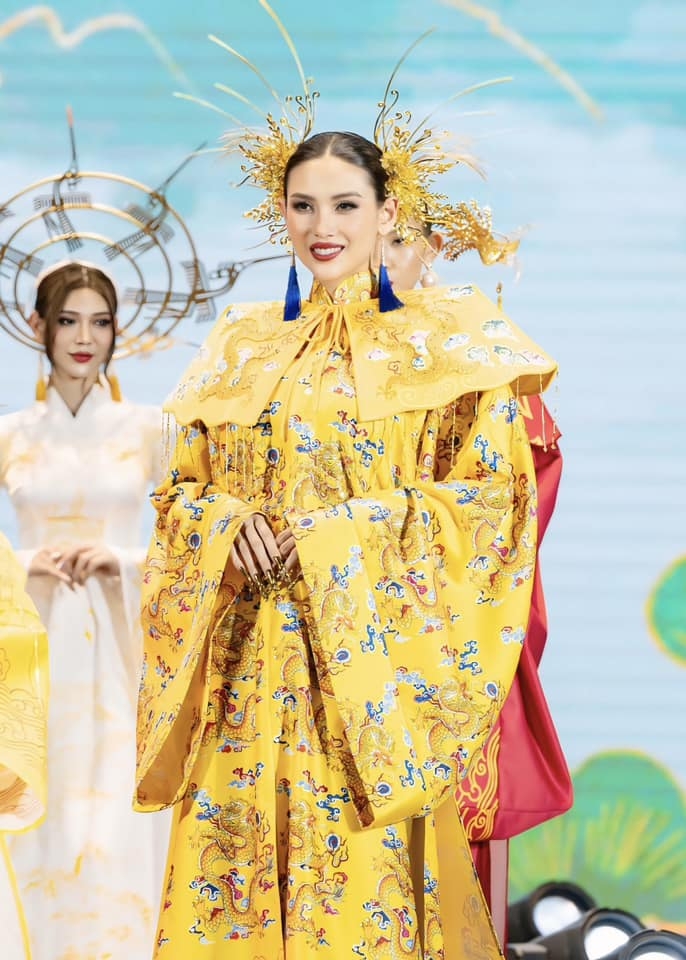 Võ Hoàng Yến trở lại các sự kiện thời trang với vai trò vedette, khoác lên mình những bộ cánh lộng lẫy, thể hiện đẳng cấp của một siêu mẫu hàng đầu.