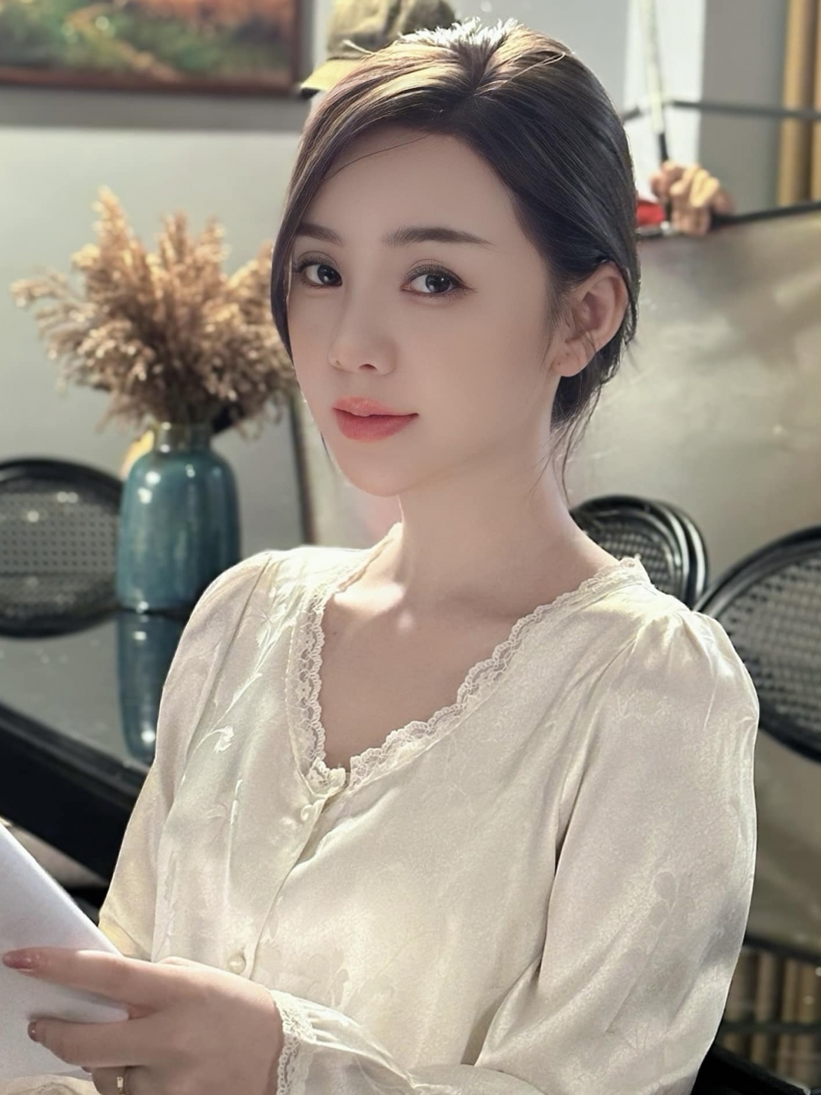 Quỳnh Kool vào vai cô giáo Nguyệt trong bộ phim "Chúng ta của 8 năm sau" và nhận được nhiều sự chú ý nhờ sự thể hiện ấn tượng. Khán giả dành nhiều lời khen cho Quỳnh Kool về diễn xuất và gu thời trang trong phim. Vai diễn này giúp cô lọt vào đề cử Diễn viên nữ ấn tượng tại VTV Awards 2024.