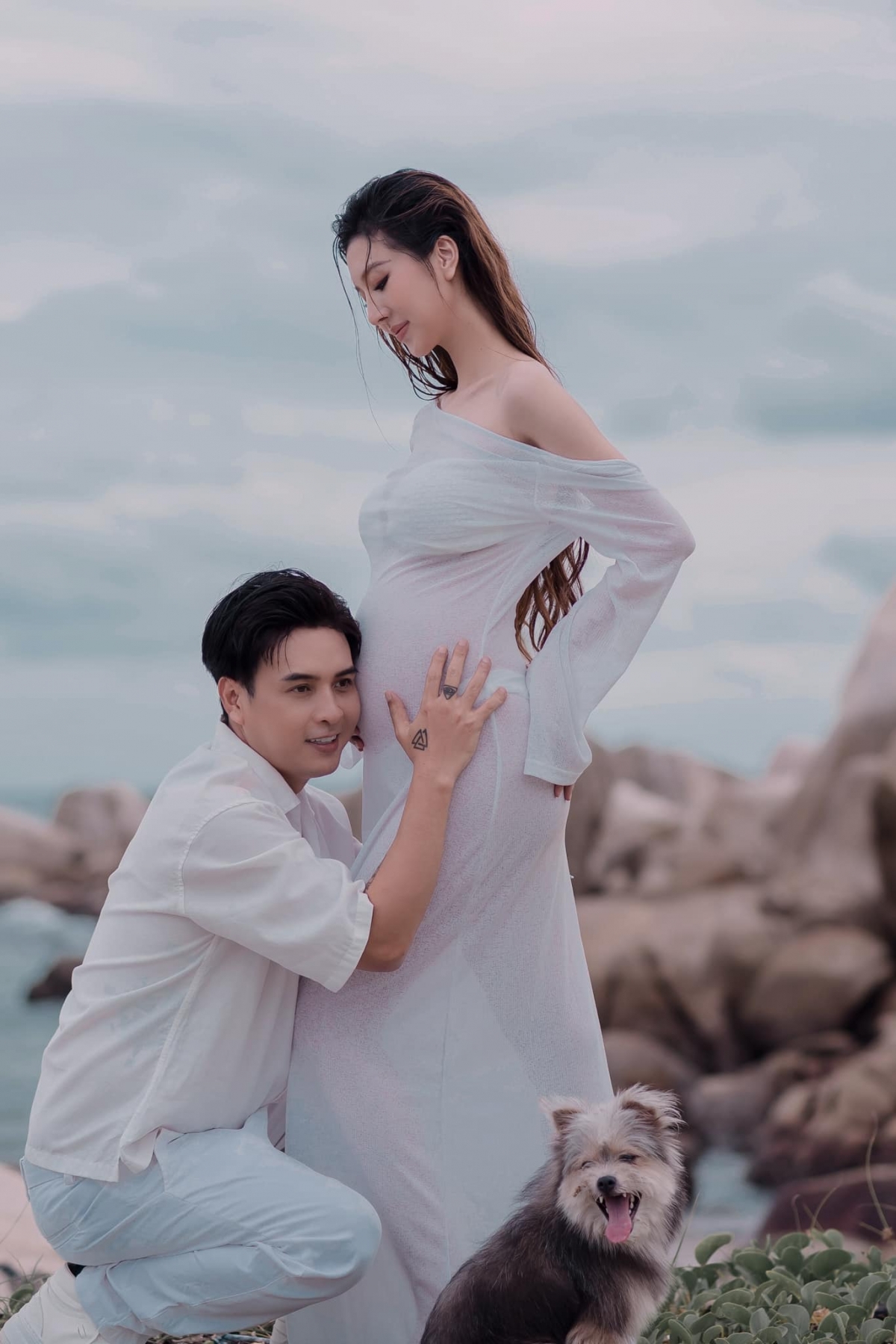 Cuối tháng 10, Tuệ Như, vợ kém 17 tuổi của ca sĩ Hồ Quang Hiếu đã đăng tải video xác nhận đang mang thai con đầu lòng. Gia đình Hồ Quang Hiếu và Tuệ Như sẽ chào đón thành viên mới vào năm 2025. Nam ca sĩ cho biết ở những tháng đầu thai kỳ, bà xã bị ốm nghén, không ăn được nên sụt cân. Hiện tại, sức khỏe của Tuệ Như đã ổn định.
